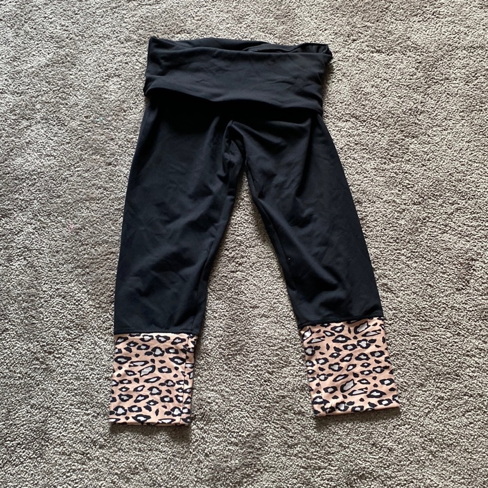 Leopard Print Cuff Capri Leggings SIZE M Black Fit For A Belle Yoga Workout